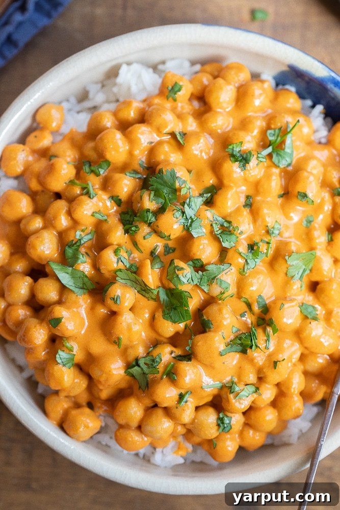 Pratik Kırmızı Köri Nohutları 7 close up of a bowl of red curry chickpeas