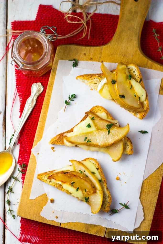 Honey-Drizzled Brie and Pear Toasts with Fresh Thyme 2 Brie ve Armut Kızartmaları, Kekik ve Ballı