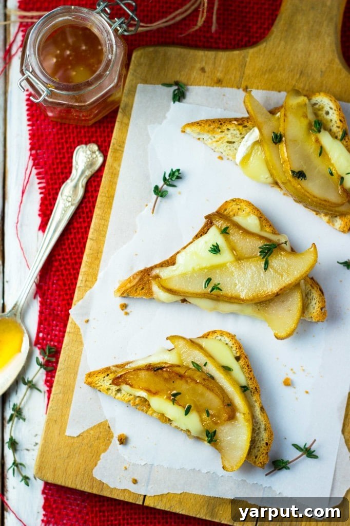 Honey-Drizzled Brie and Pear Toasts with Fresh Thyme 6 Brie ve Armut Kızartması servisi