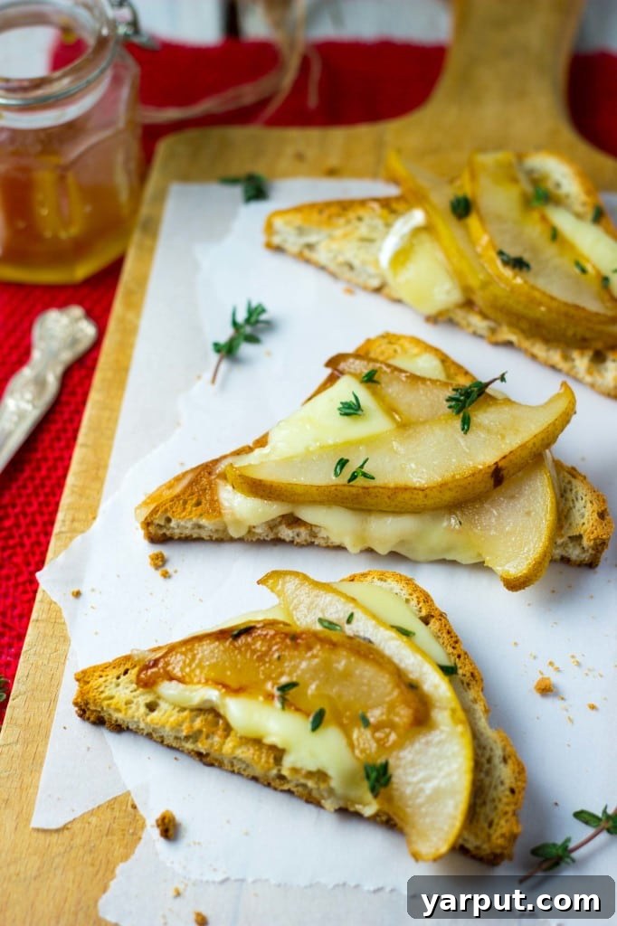 Honey-Drizzled Brie and Pear Toasts with Fresh Thyme 7 Kekik ve Ballı Brie ve Armut Kızartması tarifi