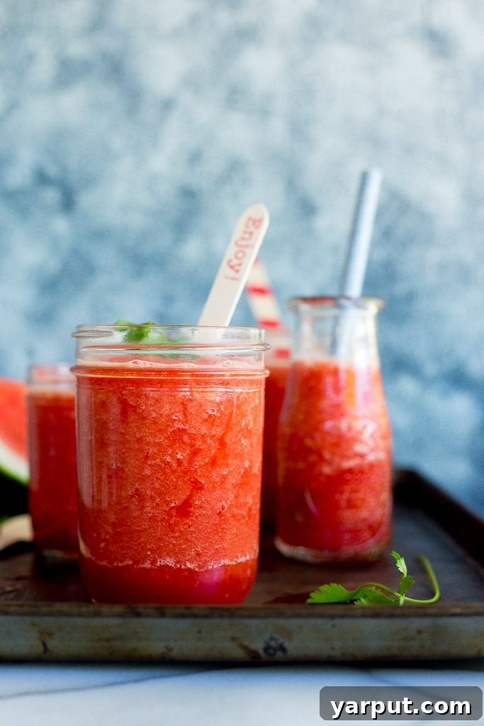 Sadece Karpuzla Buz Gibi Serinlik! 6 A close-up view of a refreshing watermelon slushie in a glass, showing condensation and icy details.